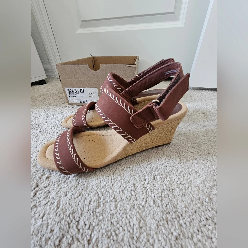 New In Box Clarks Collection Women's Kyarra Rose Nubuck Wedge Sandal Tan Sz 10